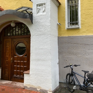 Haustüre im Umfeld des Eingangsportals nach der Restaurierung