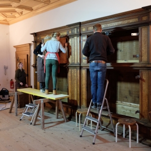 Montage des restaurierten Schrankes im Rittersaal