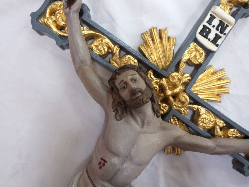 Feldkreuz bzw. Kruzifix mit neuer Vergoldung und Farbfassung | Restaurierung Beer