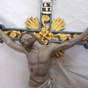 Jesus am vergoldeten Kreuz montiert