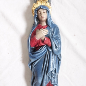 Neu gefasste Madonna mit vergoldetem Strahlenkranz