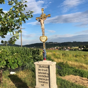 Das restaurierte Feldkreuz im Ensemble mit Grundstein und Vorplatz in der Gemeinde Auerbach