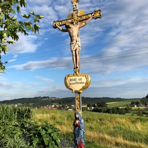 Montiertes Feldkreuz in situ nach Fertigstellung