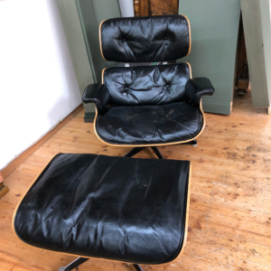 Lounge Chair mit Ottoman von Charles und Ray Eames für Vitra von vorne, nach der Restaurierung