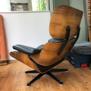 Lounge Chair mit Ottoman von Charles und Ray Eames für Vitra von hinten, nach der Restaurierung